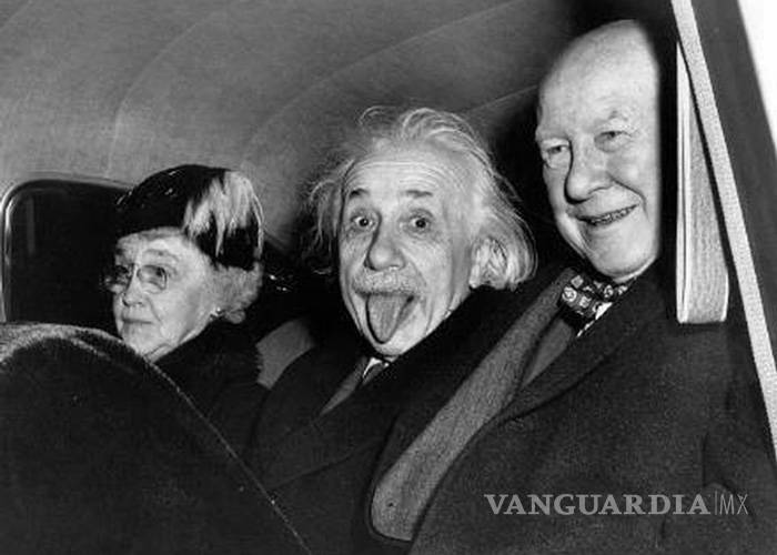 $!¿Por qué Albert Einstein sacó la lengua en esta foto?