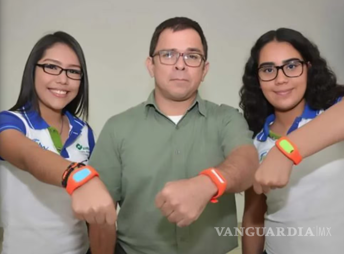 $!Estudiantes desarrollaron, con ayuda de su profesor, el aparato que emitiría una llamada de emergencia desde el teléfono celular de la víctima.