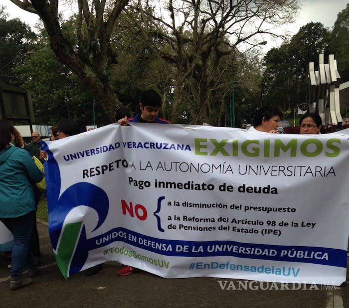 $!Periodistas se unen a protestas en Xalapa; marchan junto a universitarios y académicos de la UV