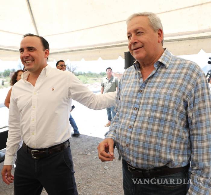 $!El alcalde José María Fraustro Siller expresa su gratitud al gobernador Manolo Jiménez Salinas por su respaldo en la implementación de políticas públicas que han transformado a Saltillo.