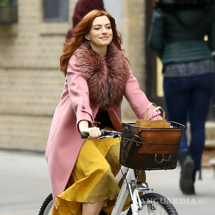 $!Anne Hathaway deslumbra en alfombra roja