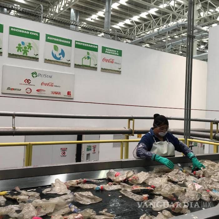 $!Arriesgan niños su vida para recoger envases de Coca Cola
