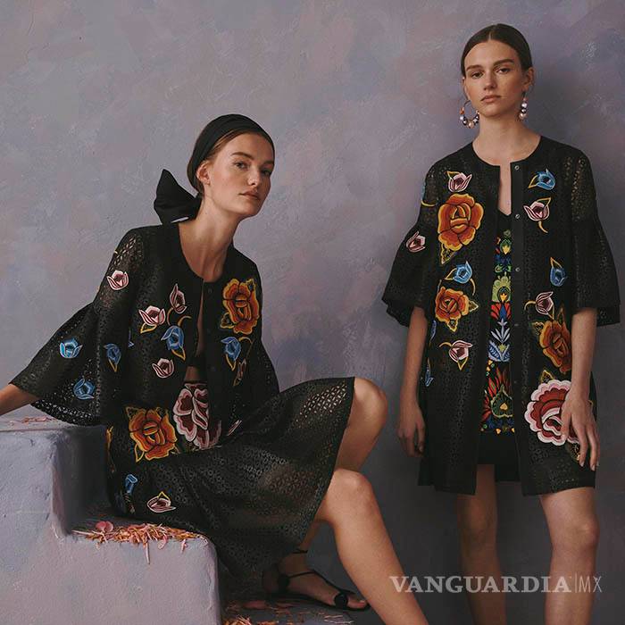 $!Sin dar crédito, Carolina Herrera usa sarape saltillense y México reclama por el plagio