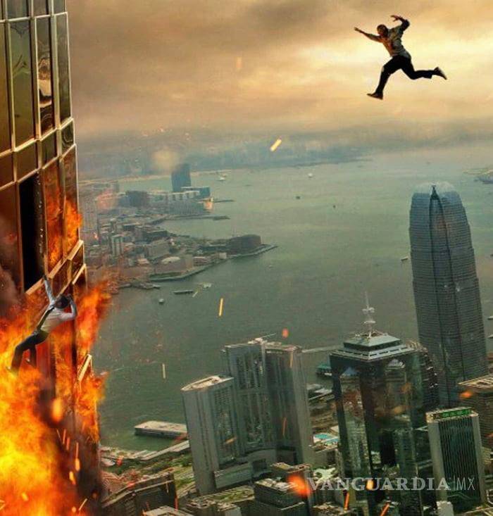 $!¿Recuerdan la foto de Macron festejando un gol de Francia? El internet se encargó de 'tunearla'