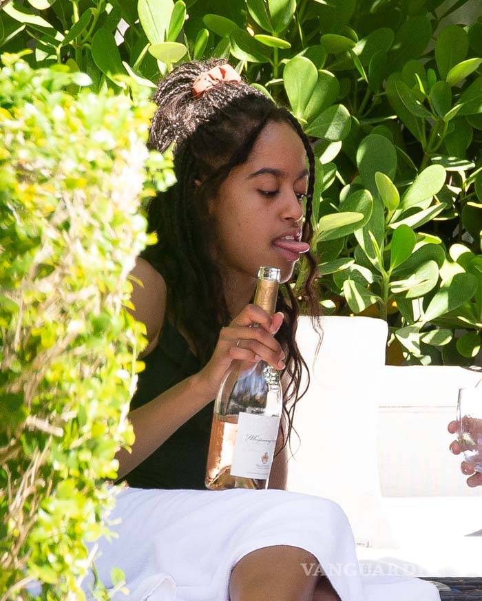 $!Malia Obama es menor de edad, pero eso no le impide beber con sus amigas