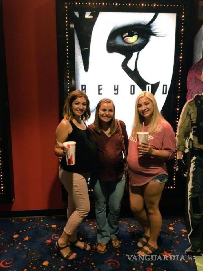 $!Finge estar embarazada para comerse una sandía en el cine