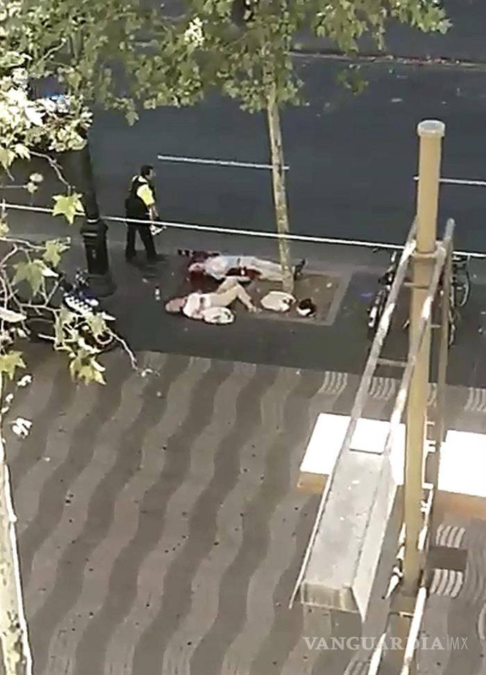 $!Pánico en Barcelona, al menos 13 muertos y veinte heridos por atropello masivo