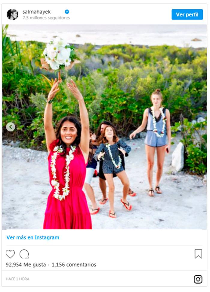 $!Radiante, Salma Hayek renueva sus votos matrimoniales