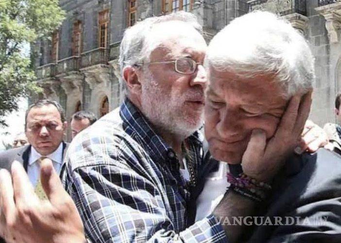 $!Javier Sicilia intentó besar a AMLO durante la campaña presidencial de 2012; López Obrador lo rechazó Internet