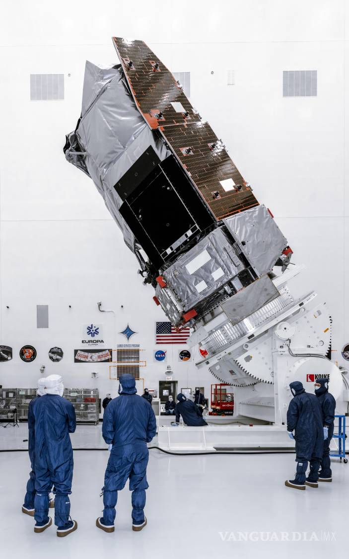 $!Técnicos e ingenieros dentro de la Instalación de Servicio de Carga Útil Peligrosa en el Centro Espacial Kennedy giran el Telescopio Espacial Nancy Grace Roman.