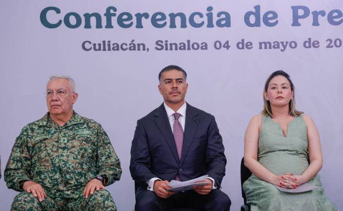 Ricardo Trevilla Trejo, secretario de Defensa; Omar García Harfuh, secretario de Seguridad y Protección Ciudadana; y Yeraldine Bonilla Valverde, gobernadora interina de Sinaloa, en las instalaciones de la Novena Zona Militar.