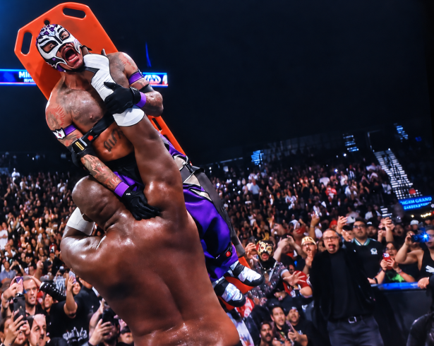 Omos derrotó a Rey Mysterio en la lucha estelar de Triplemanía 34 en Las Vegas y consiguió su reinstalación en AAA.