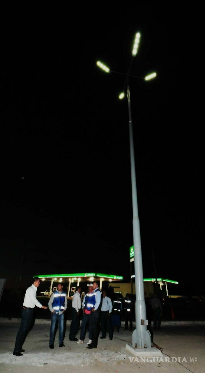$!Instalan torres de alumbrado al norte de Monclova