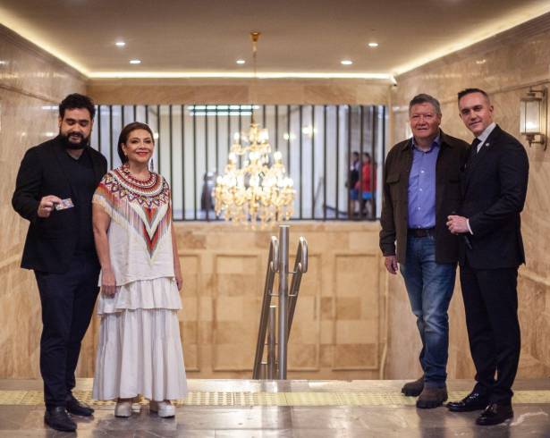 Clara Brugada, Jefa de Gobierno de CDMX, y Adrián Rubalcava Suárez, STC Metro, realizaron la entrega formal de remodelación de las estaciones Hidalgo y Bellas Artes.