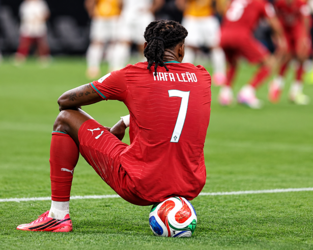Rafael Leão utilizó el histórico número 7 de Portugal ante Dinamarca, en pleno misterio sobre la continuidad de Cristiano Ronaldo con la Seleção.