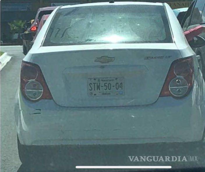 Pareja armada asalta a familia en plaza comercial de Saltillo