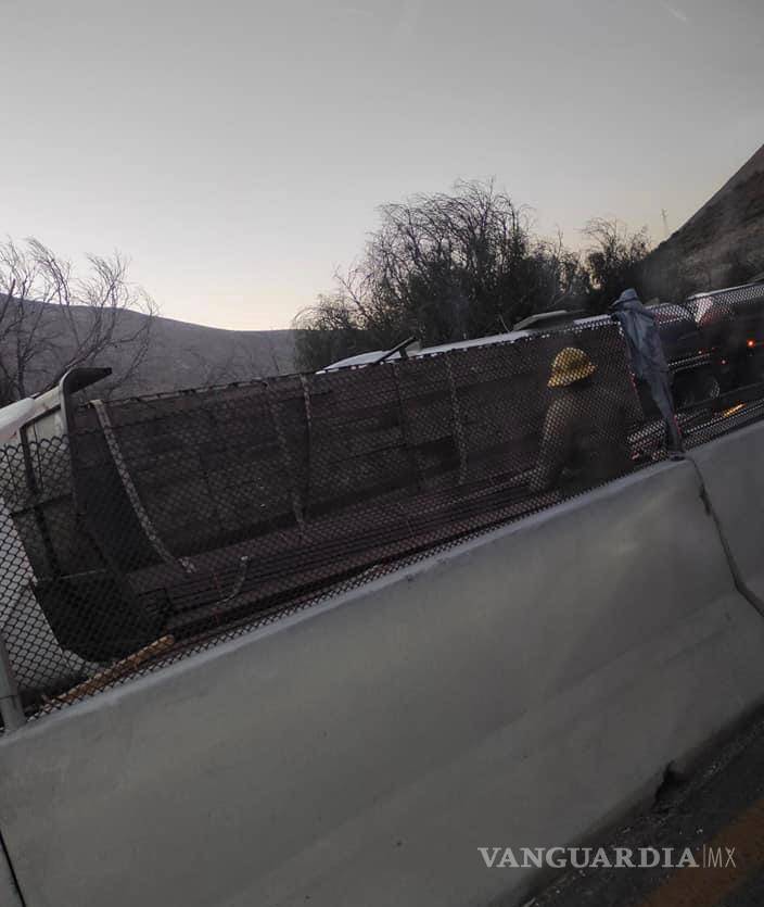 $!Choque y volcadura en Los Chorros paralizan circulación