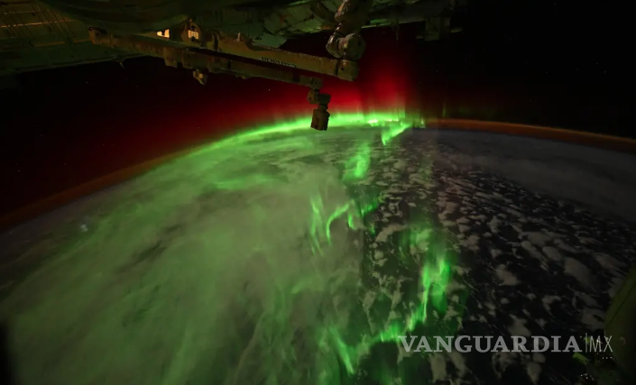 $!La atmósfera terrestre vista desde la Estación Espacial Internacional durante una aurora austral; el picosatélite del Tec de Saltillo ascenderá hasta la estratósfera.