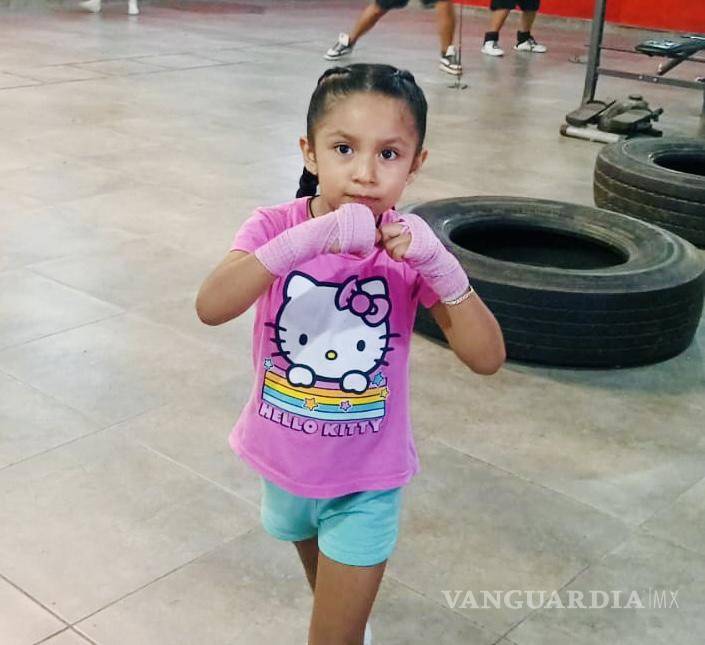 $!Aitana Estrada entrena box con guantes y vendas rosas, aprendiendo a defenderse y ganar confianza.