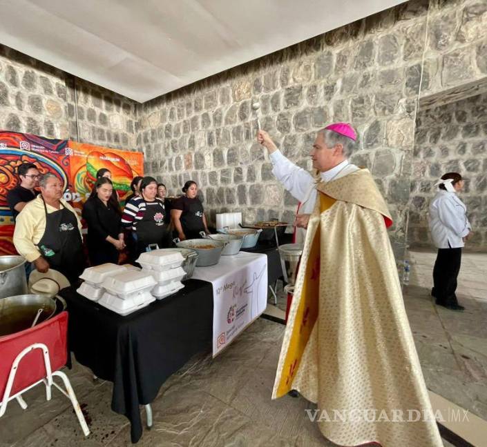 $!Cánticos y música acompañaron la espera de los asistentes en la décima edición de la Mega Reliquia.