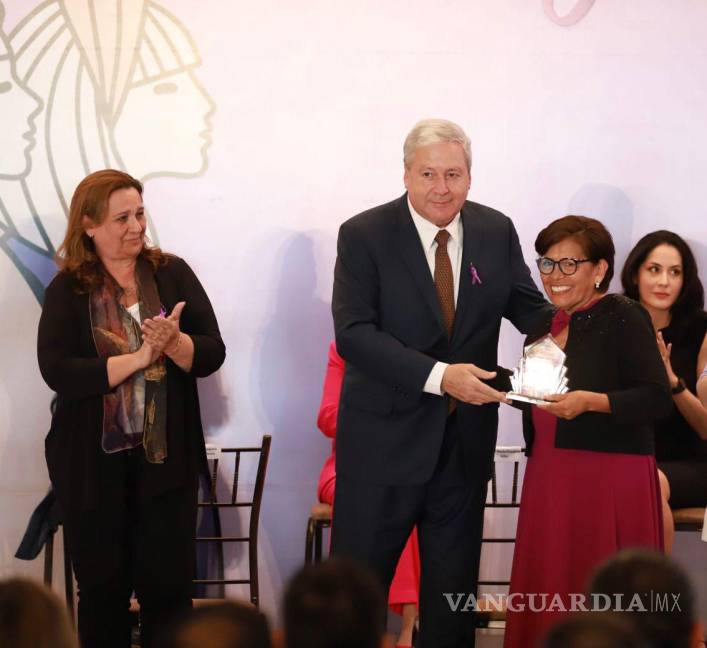 $!Rosa María Salazar Rivero recibió el premio en la categoría de Activismo Social.