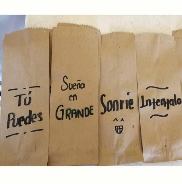 $!¡Sueña en grande, inténtalo! Los emotivos mensajes que la señora Cristina pone en sus bolsas de gorditas en Torreón