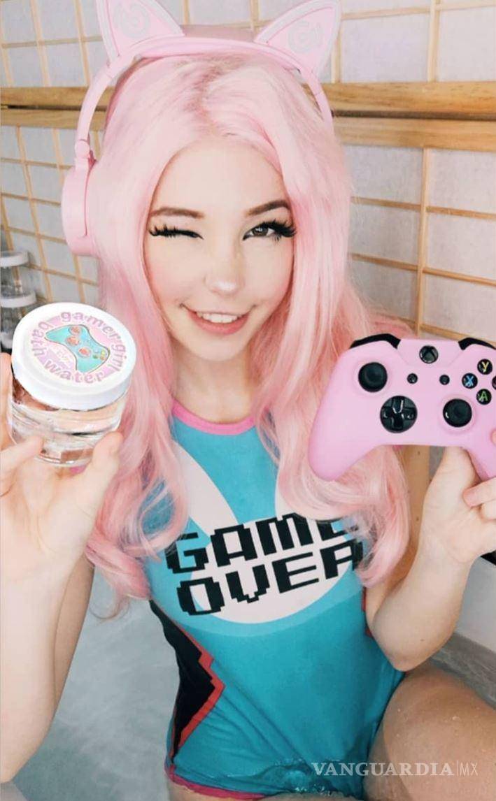 $!Sexy cosplayer vende agua con la que se bañó, ¡y se agotó!