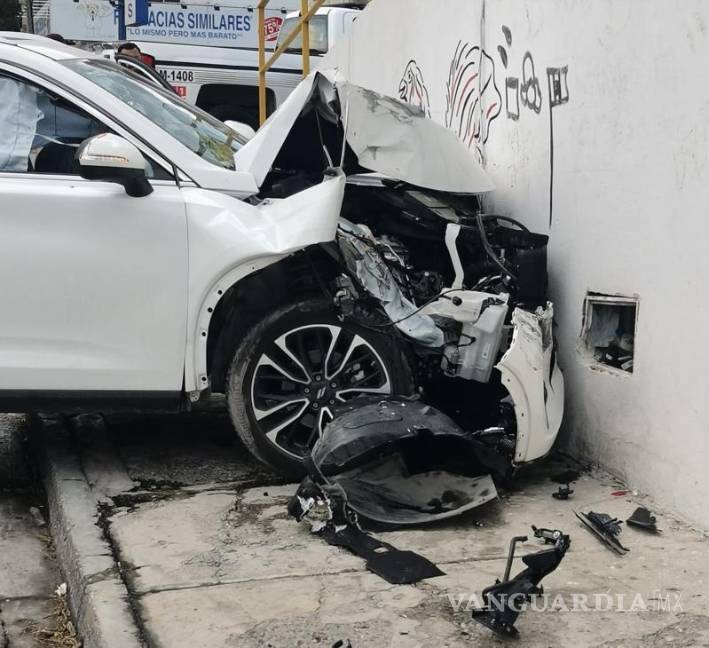 $!La Dodge Journey terminó con severos daños tras el choque múltiple.