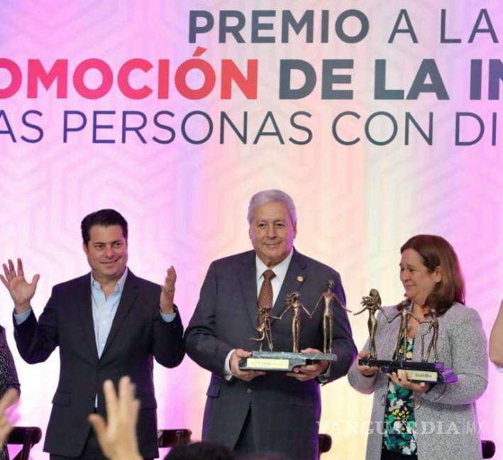 $!El Alcalde y su esposa Beatriz Dávila de Fraustro, recibieon la Estatuilla de la Inclusión, por parte del personal del DIF Saltillo.