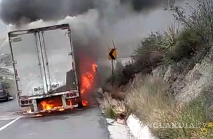 $!Se incendia tráiler en la carretera Saltillo-Monterrey