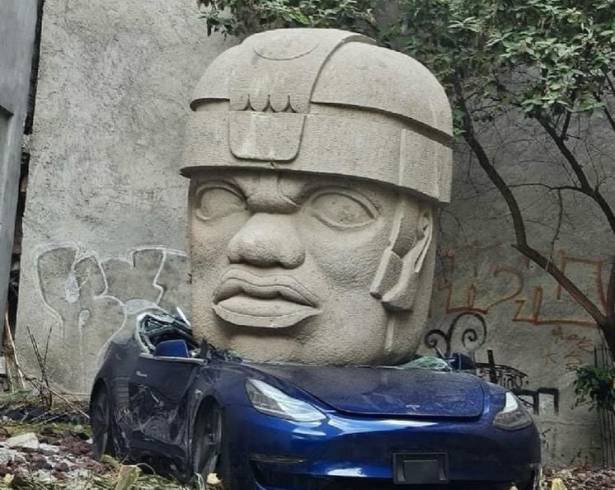 El Tesla aplastado forma parte de la serie Neo-tameme del escultor de Apan, Hidalgo, que explora el pasado prehispánico desde una perspectiva neocolonial occidental.