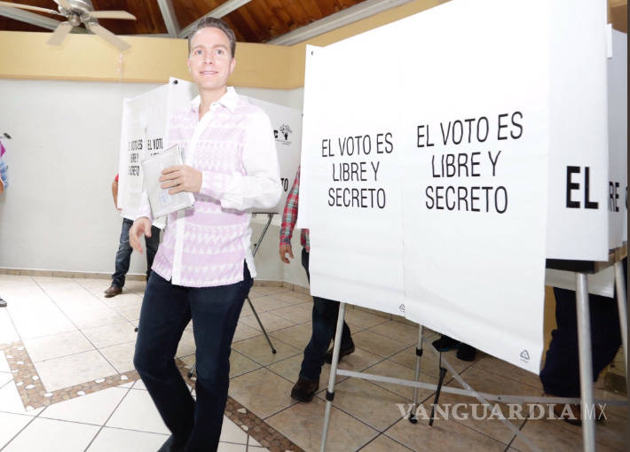 $!Manuel Velasco vota en Tuxtla Gutiérrez; desea suerte a candidatos