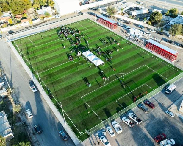 Autoridades municipales supervisaron la rehabilitación del campo deportivo en la colonia Ampliación Miguel Hidalgo.