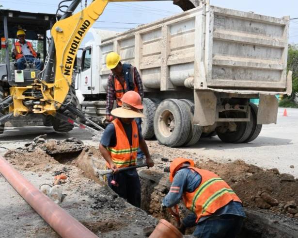 Trabajadores de SIMAS realizaron la reposición de tubería sanitaria y la rehabilitación de la carpeta asfáltica como parte de la obra ejecutada en la colonia La Sierrita, en Frontera.