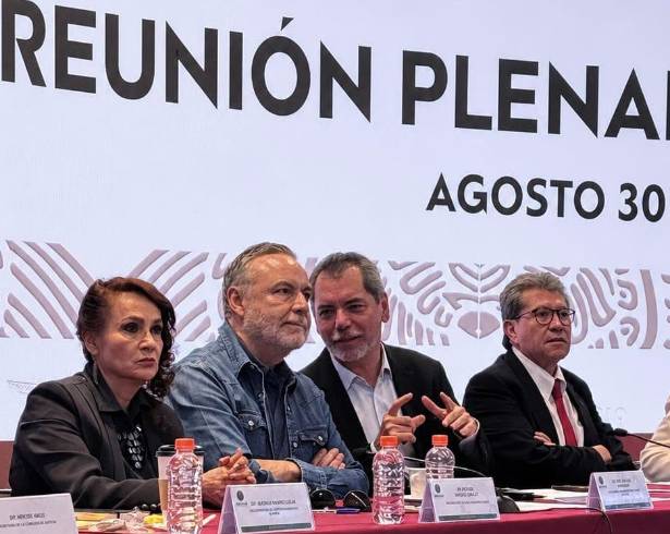 El Secretario de Hacienda acudió a la reunión plenaria de los legisladores de Morena.