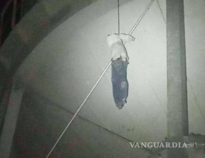 $!El maniquí colgado del tanque de agua causó pánico en la colonia Hidalgo de Nueva Rosita.