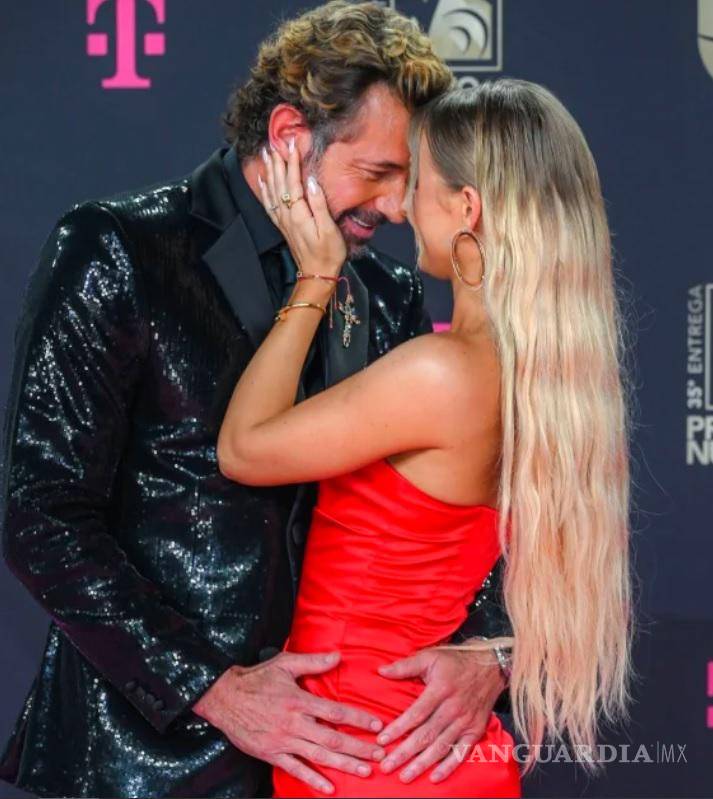 $!Irina Baeva lució un lindo vestido escotado y Gabiel Soto llevaba un traje negro.