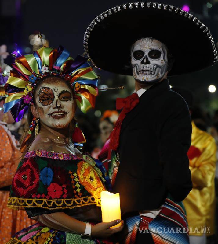 $!Una mujer participa en un desfile de catrinas en Ciudad de México (México).