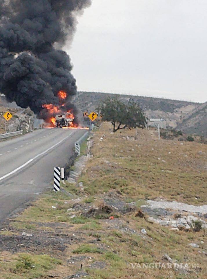$!Camión de pasajeros se incendia en la carretera libre Monterrey-Saltillo