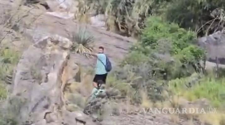 $!Las lluvias elevaron el nivel del río y quedaron atrapados los senderistas.