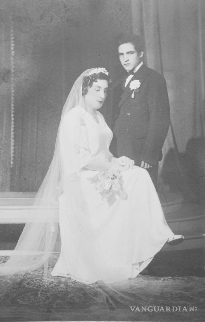 $!A una fiesta de disfraces del Casino de Saltillo, Robertito acudió disfrazada de na novia y llevó pareja.