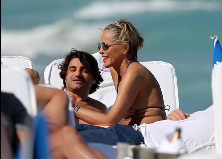 $!Captan a Sharon Stone celebrando en bikini con su novio