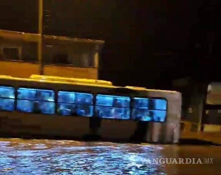 $!¡Dios mío, bendícenos!... Alcaldesa de Múzquiz llora por inundaciones en la ciudad; pide ayuda a Federación (video)