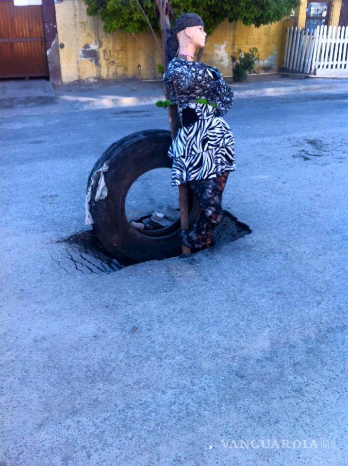 $!Utilizan un maniquí para alertar sobre un bache en Frontera