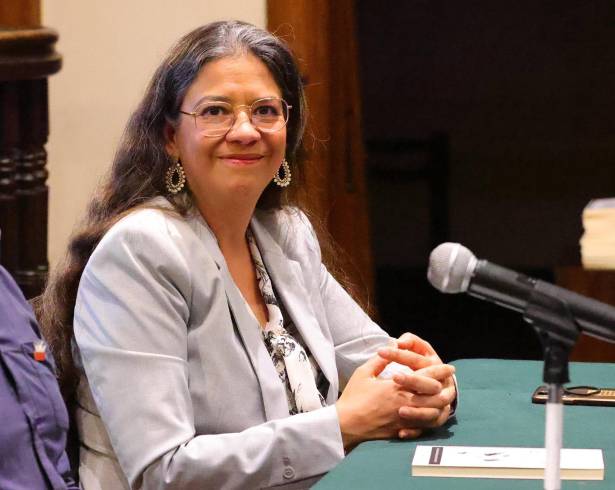 Gana escritora coahuilense Carmen Ávila el Premio de Poesía Óscar Oliva 2026