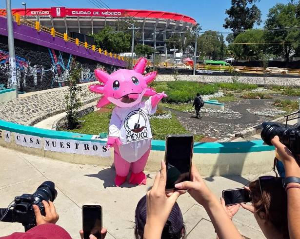 Diversos colectivos por personas desaparecidas realizaron pega de fichas de búsqueda en la periferia del Estadio Ciudad de México, esto a unos días de que se inaugure la Copa Mundial en nuestro país.
