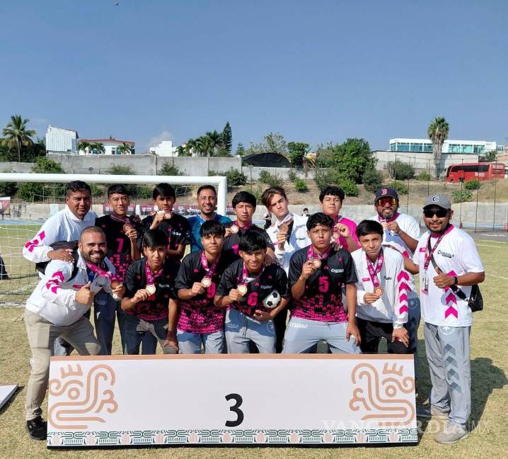 $!El equipo varonil 2009-2010 de fútbol 6x6 consiguió la medalla de bronce tras vencer 7-4 a Zacatecas.