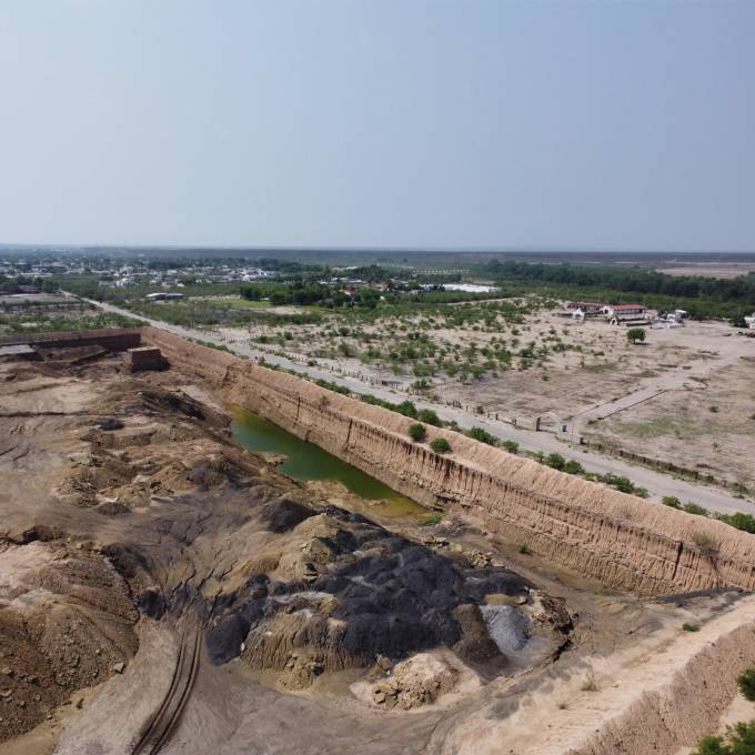 Sin importar su relevancia para el ecosistema del planeta y que sea uno de los dos únicos humedales de Coahuila, el afluente desaparece por la prolongada explotación pétrea y carbonera a cielo abierto y la contaminación.