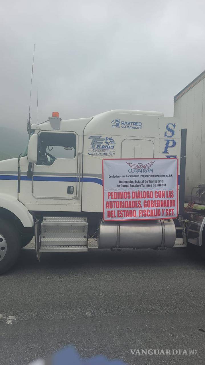 $!Los transportistas exigen ser escuchados por el gobernador Samuel García, la Fiscalía y la Secretaría de Comunicaciones y Transportes.