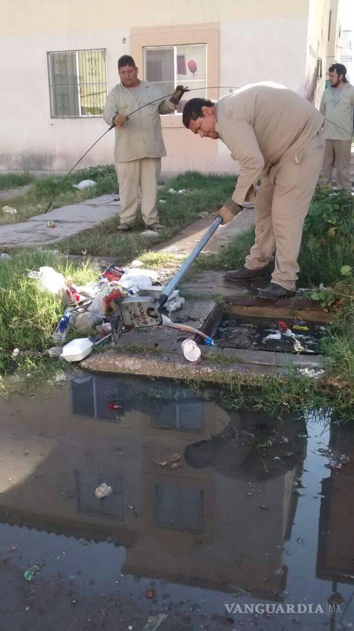 $!Realiza Simas Torreón operativos de desazolve en colonias